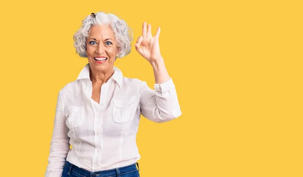 Eine Ältere Grauhaarige Frau Lässiger Kleidung Lächelt Positiv Und Macht — Stockfoto