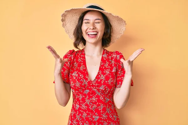 Joven Chica Hermosa Con Sombrero Verano Celebrando Loco Loco Por — Foto de Stock