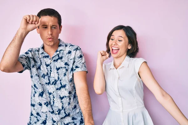 Mooi Paar Dragen Casual Kleding Dansen Gelukkig Vrolijk Glimlachen Bewegend — Stockfoto