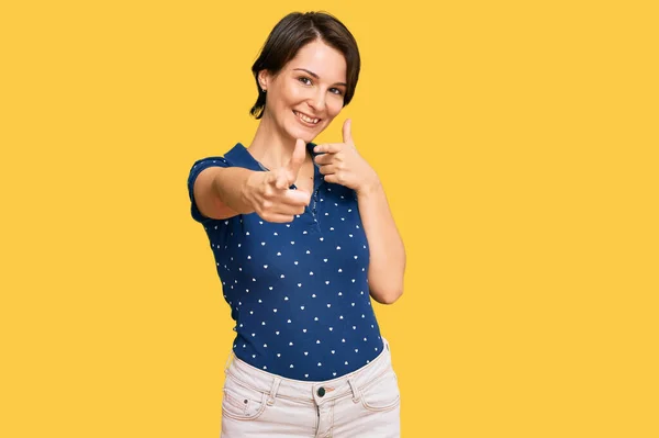 Jonge Brunette Vrouw Met Kort Haar Draagt Casual Kleding Wijzende — Stockfoto