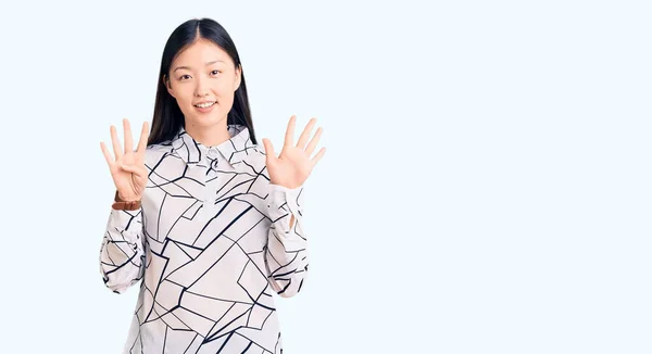 Joven Hermosa Mujer China Con Camisa Casual Mostrando Señalando Hacia — Foto de Stock