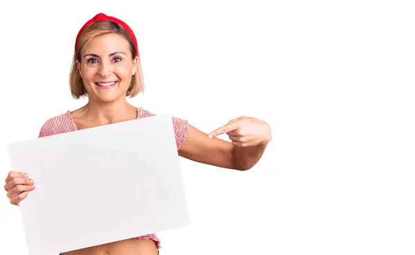 Mujer Rubia Joven Sosteniendo Banner Vacío Blanco Sonriendo Feliz Señalando —  Fotos de Stock