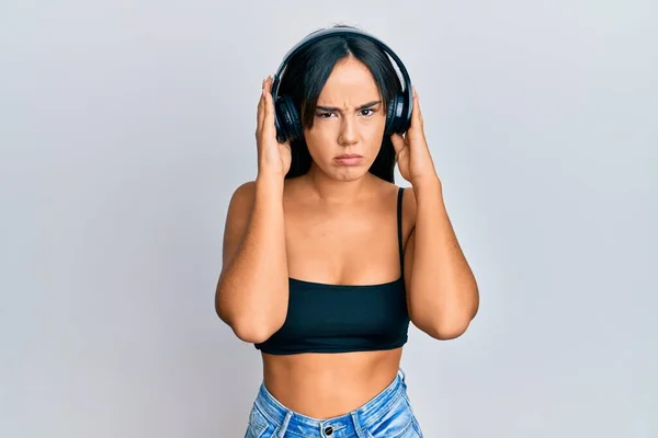 Jong Mooi Spaans Meisje Luisteren Naar Muziek Met Behulp Van — Stockfoto