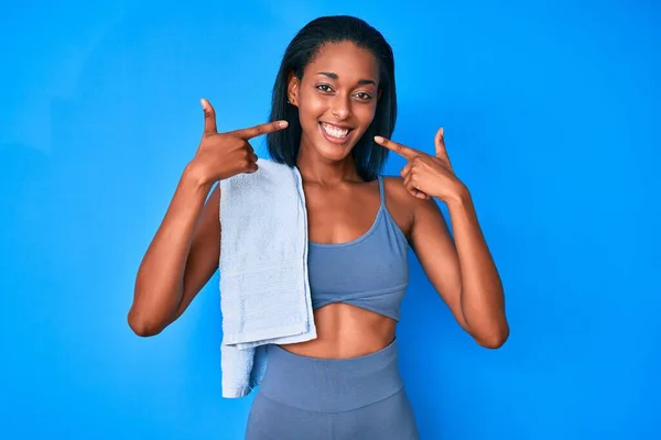 Ung Afrikansk Amerikansk Kvinna Bär Sportkläder Leende Glad Visar Och — Stockfoto