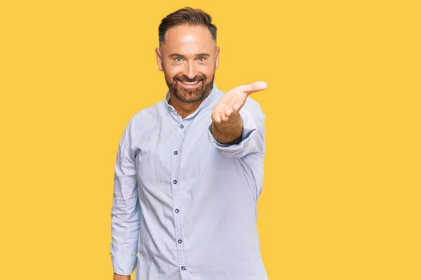 Bonito Homem Meia Idade Vestindo Roupas Negócios Irritado Louco Gritando — Fotografia de Stock