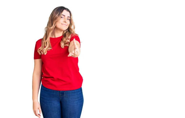 Giovane Donna Caucasica Indossa Abiti Casual Sorridente Amichevole Offrendo Stretta — Foto Stock