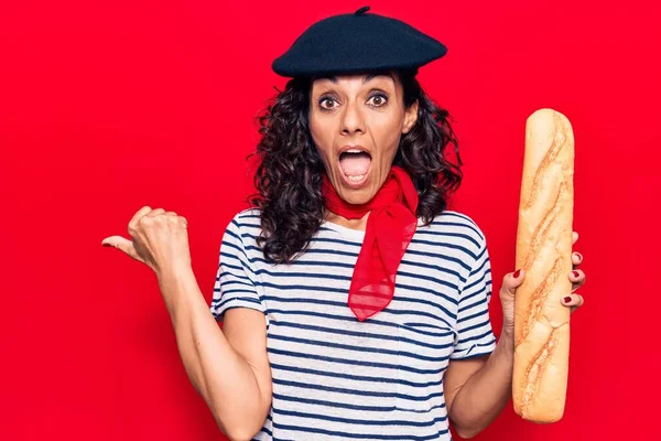 Mulher Bonita Meia Idade Vestindo Boina Francesa Segurando Baguete Apontando — Fotografia de Stock