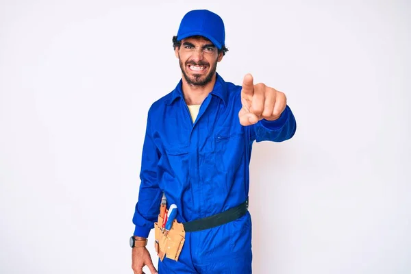 Knappe Jongeman Met Krullend Haar Beer Weven Klusjesman Uniform Wijzen — Stockfoto