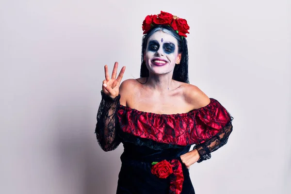 Mujer Joven Vistiendo Día Mexicano Del Maquillaje Muerto Mostrando Señalando — Foto de Stock