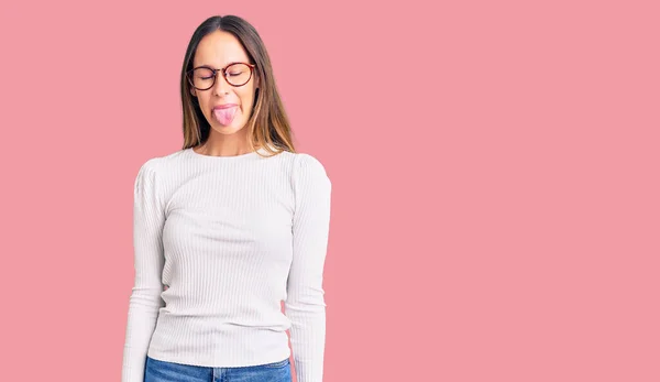 Hermosa Mujer Joven Morena Con Suéter Blanco Casual Gafas Que —  Fotos de Stock