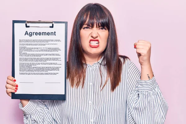 Young Size Woman Holding Clipboard Agreement Document Annoyed Frustrated Shouting — Stock Photo, Image