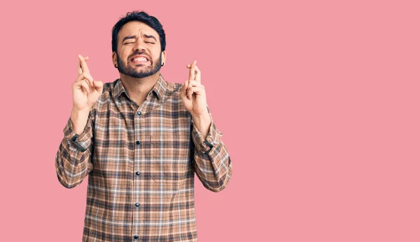 Jovem Hispânico Vestindo Roupas Casuais Gesto Dedo Cruzado Sorrindo Com — Fotografia de Stock