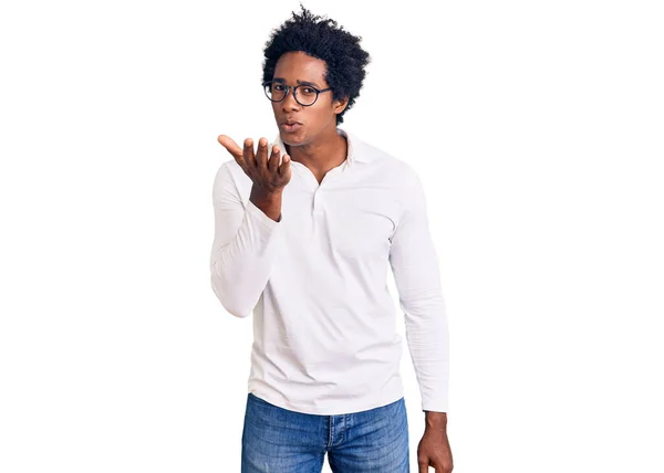 Jóképű Afro Amerikai Férfi Afro Hajjal Alkalmi Ruhákat Szemüveget Visel — Stock Fotó