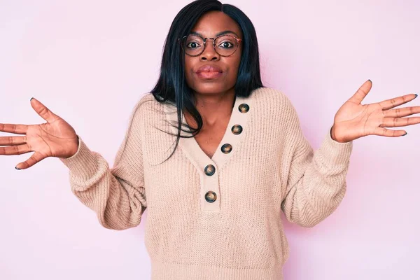 Jonge Afrikaans Amerikaanse Vrouw Draagt Casual Kleding Onwetend Verward Met — Stockfoto