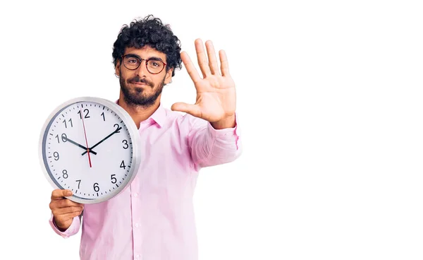 Joven Guapo Con Pelo Rizado Oso Sosteniendo Gran Reloj Con —  Fotos de Stock