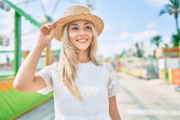 Junge Kaukasische Touristin Lächelt Glücklich Beim Spazierengehen Auf Jahrmarkt — Stockfoto