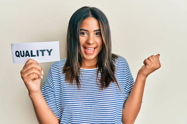 Jovencita Latina Sosteniendo Palabra Calidad Papel Gritando Orgullosa Celebrando Victoria — Foto de Stock