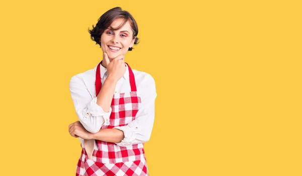 Bella Giovane Donna Con Capelli Corti Indossa Grembiule Cuoco Professionale — Foto Stock