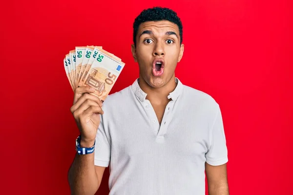 Hombre Árabe Joven Sosteniendo Billetes Euros Asustado Sorprendido Con Boca —  Fotos de Stock