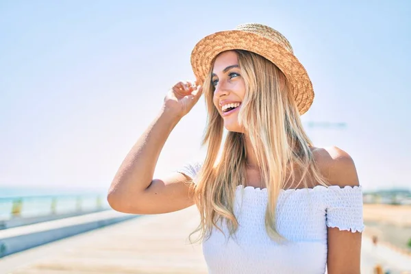 Молода Блондинка Туристична Дівчина Посміхається Щасливим Поглядом Бік Прогулянки Набережній — стокове фото