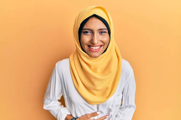 Junge Brünette Araberin Mit Traditionellem Islamischen Hijab Schal Lächelt Und — Stockfoto