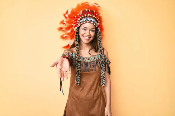 Young Beautiful Latin Girl Wearing Indian Costume Smiling Cheerful Offering — Stock Photo, Image