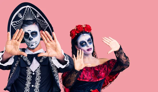 Unga Par Bär Mexikanska Dagen Den Döda Kostymen Över Bakgrunden — Stockfoto