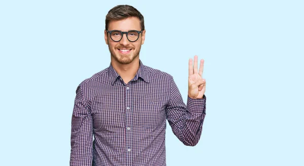 Przystojny Biały Mężczyzna Luźnych Ubraniach Okularach Pokazuje Wskazuje Palcami Numer — Zdjęcie stockowe