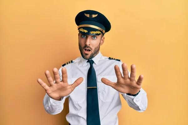 Hombre Hispano Guapo Vistiendo Uniforme Piloto Avión Haciendo Gesto Stop — Foto de Stock