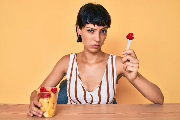 Schöne Brünette Frau Isst Frisches Und Gesundes Obst Skeptisch Und — Stockfoto