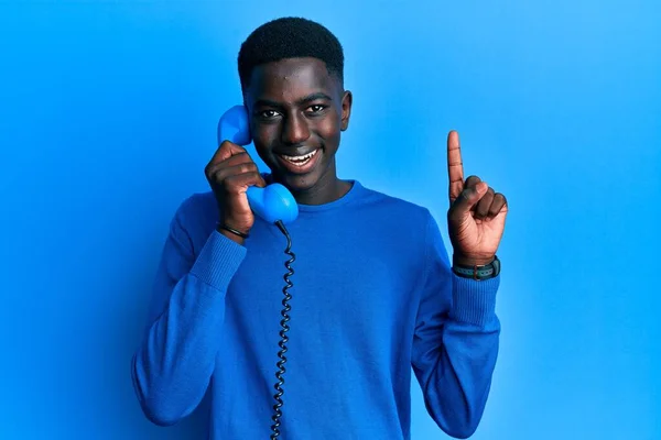 Jonge Afro Amerikaanse Man Met Vintage Telefoon Glimlachend Met Een — Stockfoto