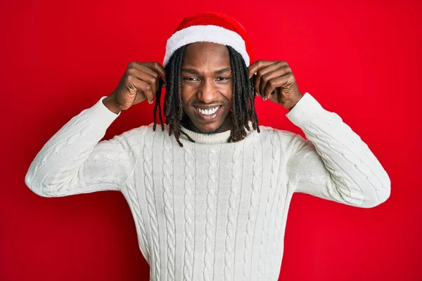 Homem Afro Americano Com Tranças Usando Chapéu Natal Sorrindo Puxando — Fotografia de Stock