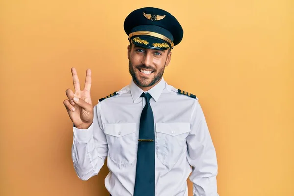 Hezký Hispánec Uniformě Pilota Letadla Usmívá Dívá Kameru Ukazující Prsty — Stock fotografie