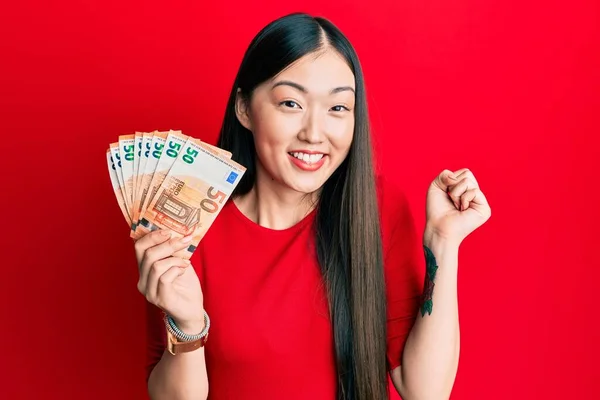 Jovem Chinesa Segurando Monte Notas Euros Gritando Orgulhoso Celebrando Vitória — Fotografia de Stock