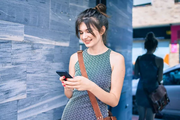 Junge Kaukasische Geschäftsfrau Lächelt Glücklich Mit Smartphone Die Stadt — Stockfoto