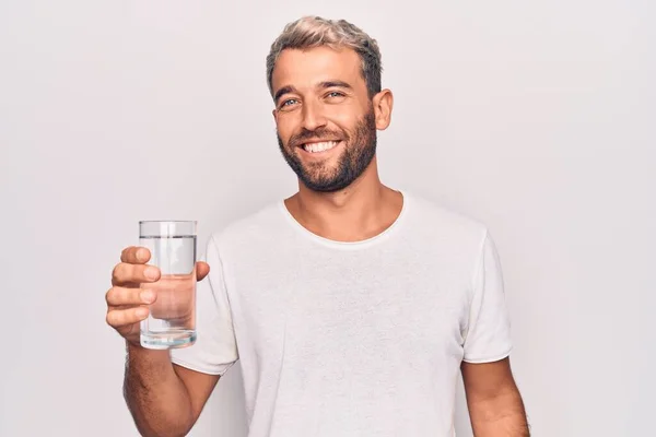 Bello Uomo Biondo Con Barba Bere Bicchiere Acqua Rinfrescarsi Sfondo — Foto Stock