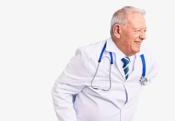 Homme Sénior Aux Cheveux Gris Portant Manteau Médecin Stéthoscope Souffrant — Photo