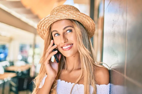 Молодая Блондинка Туристка Улыбается Счастливо Разговаривая Смартфоне Прислонившись Стене — стоковое фото