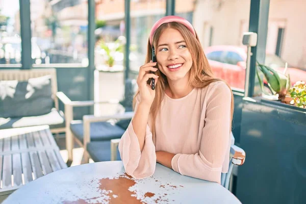 Young Caucasian Girl Smiling Happy Talking Smartphone Coffee Shop Terrace — ストック写真