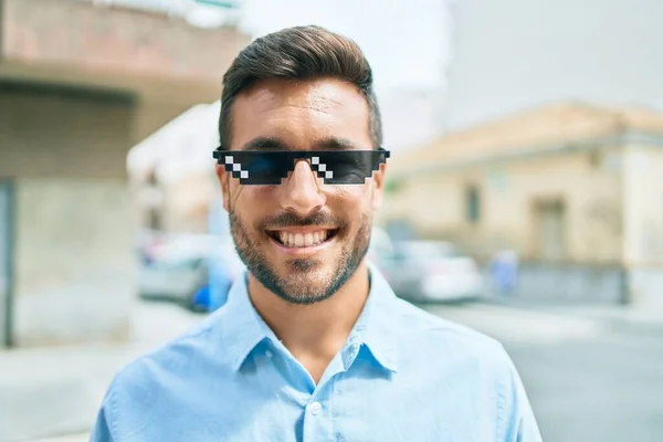 Jonge Spaanse Man Glimlachend Gelukkig Met Een Grappige Zonnebril Straat — Stockfoto
