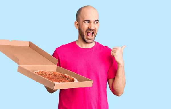 Mladý Pohledný Muž Drží Dodávku Pizzu Kartónové Krabice Ukazující Palec — Stock fotografie