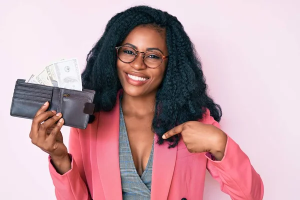 Όμορφη Αφρικανή Γυναίκα Που Κρατάει Πορτοφόλι Δολάρια Που Δείχνουν Τον — Φωτογραφία Αρχείου