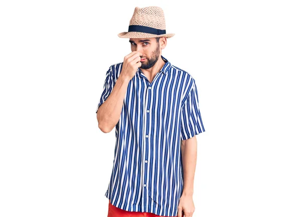 Giovane Bell Uomo Con Barba Che Indossa Cappello Estivo Camicia — Foto Stock