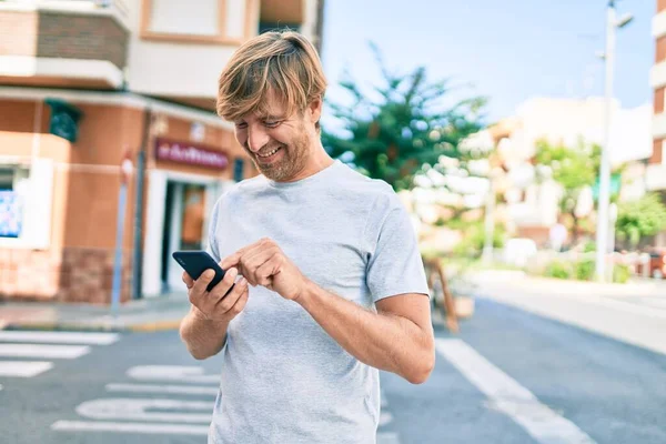 Knappe Blanke Man Glimlachen Gelukkig Buiten Met Behulp Van Smartphone — Stockfoto