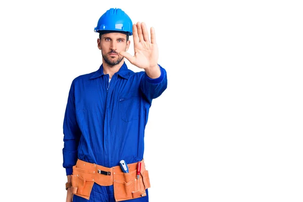 Joven Hombre Guapo Con Uniforme Trabajador Expresión Rechazo Hardhat Cruzando —  Fotos de Stock