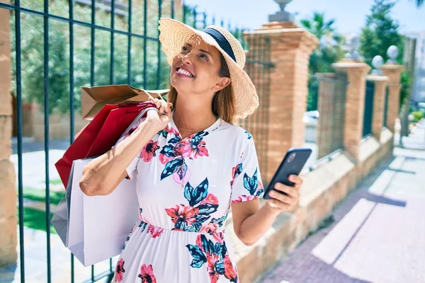 Medelålders Kvinna Som Håller Shoppingväskor Och Använder Smartphone Staden — Stockfoto