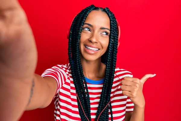 Hermosa Mujer Hispana Tomando Una Foto Selfie Usando Auriculares Apuntando —  Fotos de Stock