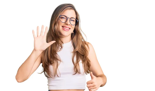 Schöne Kaukasische Junge Frau Trägt Lässige Kleidung Und Brille Und — Stockfoto