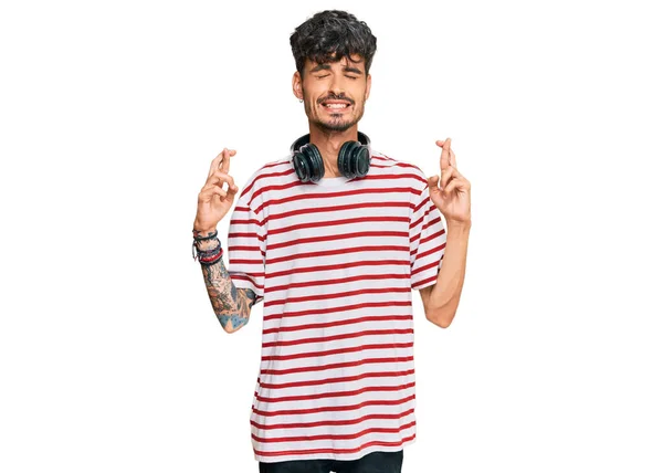 Joven Hispano Escuchando Música Usando Auriculares Haciendo Gestos Con Dedo — Foto de Stock