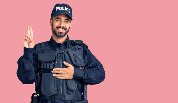 Joven Hispano Vistiendo Uniforme Policial Sonriendo Jurando Con Mano Pecho — Foto de Stock